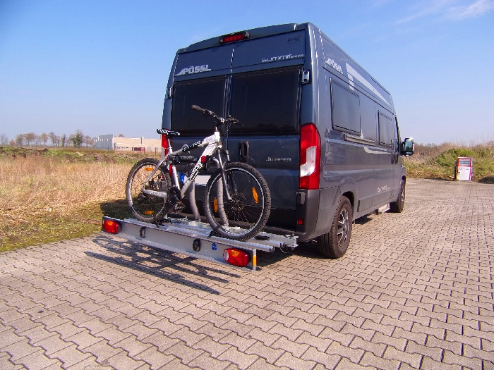 SMV Swing Carry E- Bike Fahrradträger schwenkbar u. hochklappbar- spez. für Mercedes Sprinter 4er Bj. 2006-2018, mit AHK, mit Trittbrett, max. Fzg Länge 5,93m